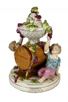 437 - "NIÑOS JUNTO A BARRIL" FIGURA EN PORCELANA