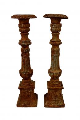 977 - PAREJA DE CANDELEROS EN HIERRO