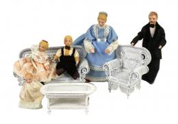 213 - CONJUNTO DE MUÑEQUITOS Y MUEBLES DE JUGUETE