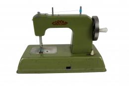 219 - MAQUINA DE COSER "EUREKA"