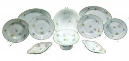 422 - CONJUNTO DE PIEZAS DE VAJILLA EN PORCELANA FRANCESA