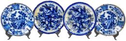 724 - LOTE DE CUATRO PLATOS EN PORCELANA ESMALTADA S.XIX