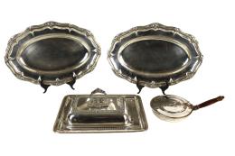 887 - GRAN LOTE DE PIEZAS EN METAL PLATEADO