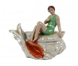 472 - PEQUEÑA CAJA EN PORCELANA POLICROMADA