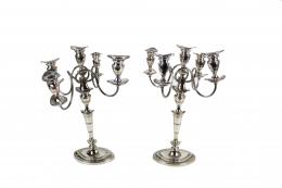 1350 - PAREJA DE CANDELABROS DE METAL PLATEADO