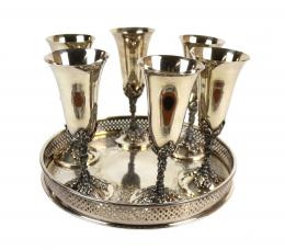 842 - CONJUNTO DE SEIS COPAS Y BANDEJA EN METAL PLATEADO