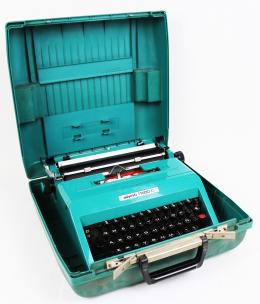 938 - MAQUINA DE ESCRIBIR OLIVETTI