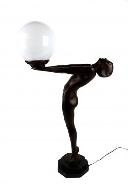 219 - LAMPARA DE SOBREMESA DE ESTILO ART DECO "JOVEN CON GLOBO"