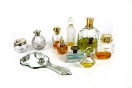 935 - LOTE DE PERFUMES Y PIEZAS DE TOCADOR