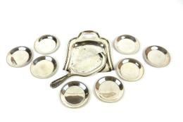 677 - CONJUNTO DE PLATOS DE PAN EN PLATA Y RECOGEMIGAS EN METAL
