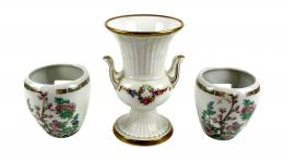 468 - JARRON Y DOS PEQUEÑOS MACETEROS DE PARED EN PORCELANA