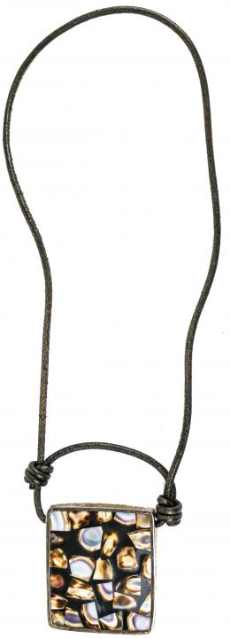 111 - COLLAR CON COLGANTE DE PLATA Y CONCHAS