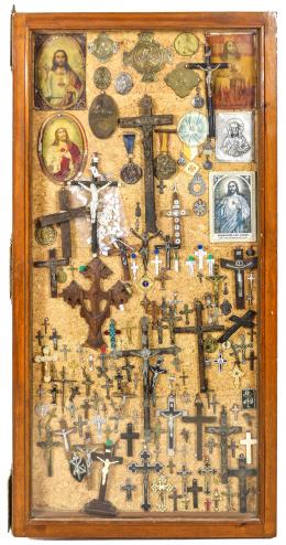 1000 - VITRINA CON COLECCIÓN DE OBJETOS LITÚRGICOS
