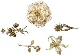 138 - CINCO BROCHES FLORALES