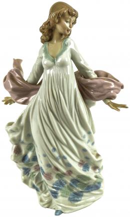 700 - "JOVEN" FIGURA EN PORCELANA