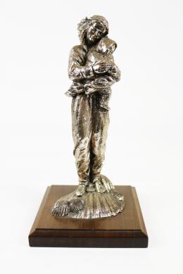 473 - FIGURA DE RESINA BAÑADA EN PLATA. 