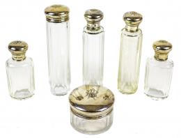 27 - CONJUNTO DE FRASCOS Y TARRO DE VIAJE DE PPS. DEL S.XX
