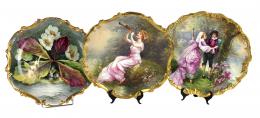 475 - TRES PLATOS EN PORCELANA DE LIMOGES