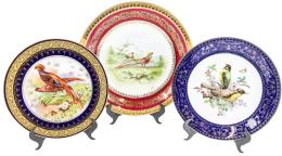 530 - TRES PLATOS EN PORCELANA DEL ÚLTIMO CUARTO DEL S.XX