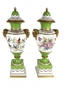 449 - PAREJA DE JARRONES EN PORCELANA DE MEDIADOS DEL S.XX