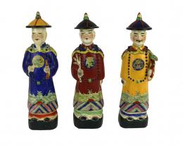 689 - TRES FIGURAS ORIENTALES EN PORCELANA