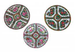 690 - TRES PLATOS DE PORCELANA ORIENTAL