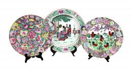 691 - TRES PLATOS DE PORCELANA ORIENTAL
