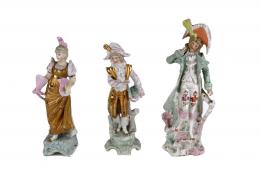 886 - TRES FIGURAS DE BISCUIT POLICROMADO