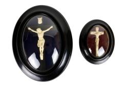 900 - DOS CRUCIFIJOS ENMARCADOS DE FINALES DLE S.XIX
