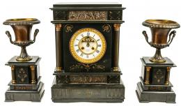 773 - RELOJ DE SOBREMESA CON GUARNICION