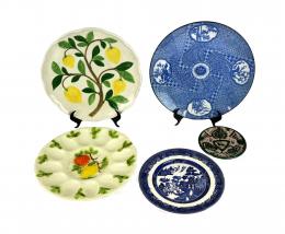 842 - LOTE VARIADO DE PLATOS EN LOZA Y PORCELANA 