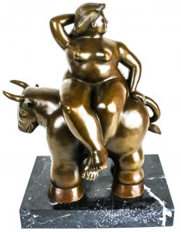 837 - ESCULTURA  "MUJER SOBRE TORO"