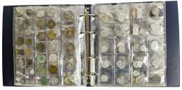 562 - ALBUM CON MEDALLAS Y COLGANTES DE LA VIRGEN DEL PILAR