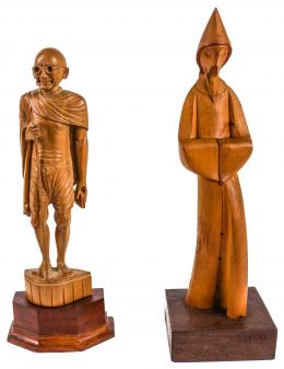 827 - DOS FIGURAS EN MADERA TALLADA