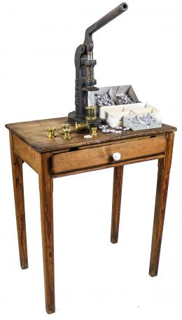 301 - MESA CON MAQUINA PARA REMACHES