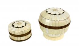 368 - DOS CAJAS ORIENTALES DE PLAQUE Y METAL
