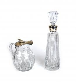 8 - BOTELLA Y JARRRA EN CRISTAL TALLADO Y PLATA