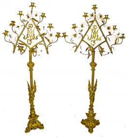 945 - PAREJA DE CANDELABROS DE IGLESIA