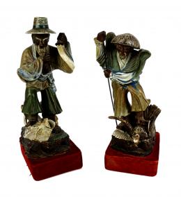 501 - PAREJA DE FIGURAS EN GRES DE ESTILO ORIENTAL