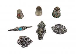 705 - CUATRO BROCHES EN PLATA Y TRES DEDALES EN PLATA