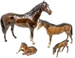 523 - CUATRO CABALLOS DE PORCELANA INGLESA