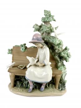 703 - "NIÑA EN EL PARQUE" FIGURA EN PORCELANA