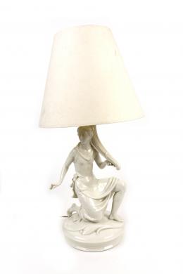 339 - LÁMPARA DE SOBREMESA DE PORCELANA BLANCA