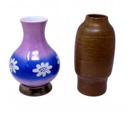 751 - DOS JARRONES EN PORCELANA Y CERAMICA  SEGUNDA MITAD S.XX