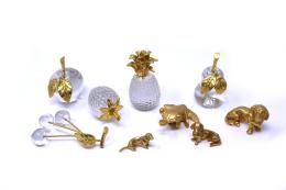 94 - LOTE DE DISTINTAS FIGURAS DE METAL DORADO Y CRISTAL