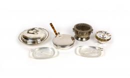 1407 - CONJUNTO DE PIEZAS DE SERVICIO DE MESA EN METAL