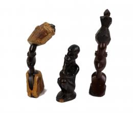 534 - TRES CABEZAS DE AFRICANOS EN MADERA TALLADA