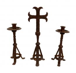 897 - CRUZ Y DOS CANDELEROS DE PRINCIPIOS DEL S.XX
