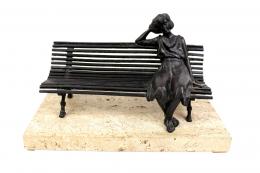 811 - "JOVEN SENTADA EN UN BANCO" FIGURA EN BRONCE