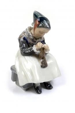 450 - "CAMPESINA" FIGURA EN PORCELNA "ROYAL COPENHAGUEN"